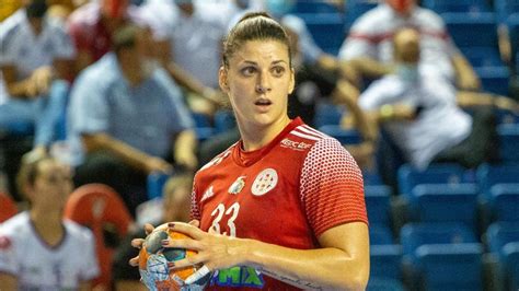 Kovács Anna kézilabdázó akcióban
