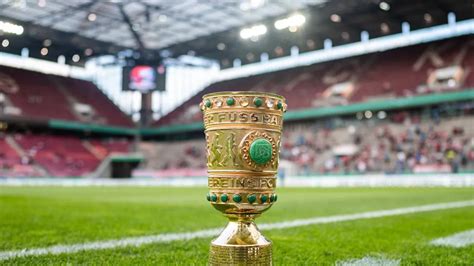 A Rakuten Kupa trófeája