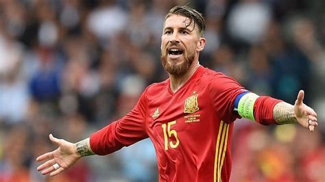 Sergio Ramos a spanyol válogatott mezében, ünneplés közben