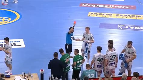 Kézilabdázó vitatkozik a bíróval