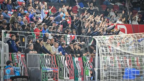Olasz focimeccs hangulat, szurkolók a lelátón