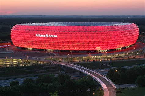 Az Allianz Arena látképe, esti megvilágításban