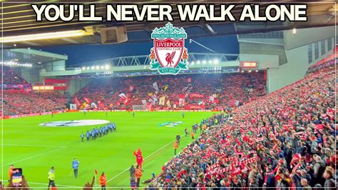 Az Anfield stadion, ahogy a szurkolók a You'll Never Walk Alone-t éneklik