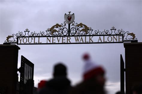 Emlékmű a Hillsborough-tragédia áldozatainak, felirattal: You'll Never Walk Alone