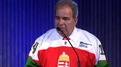 Schell László a Jégkorong Hírességek Csarnokának tagjaként, ünnepélyes eseményen