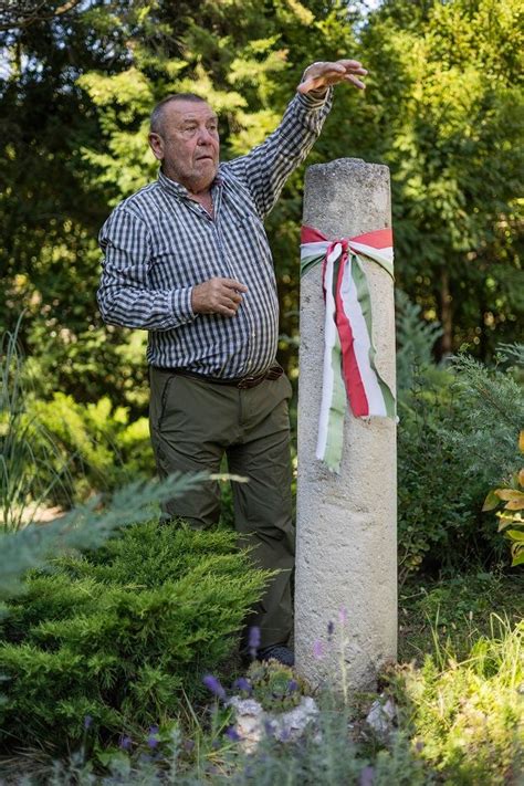 Schell László vadászkutyájával a természetben