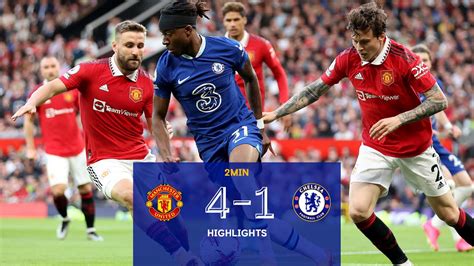 A Chelsea és a Manchester United címerei a Premier League tabellájával
