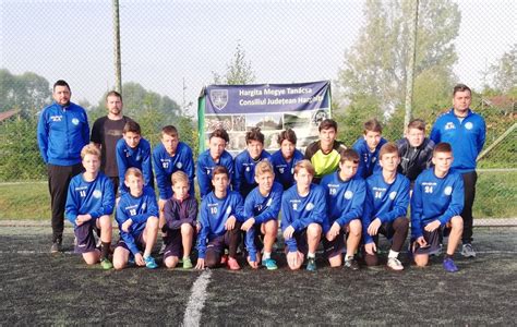 Fiatal jégkorongozók nyári edzőtáborban, száraz edzésen
