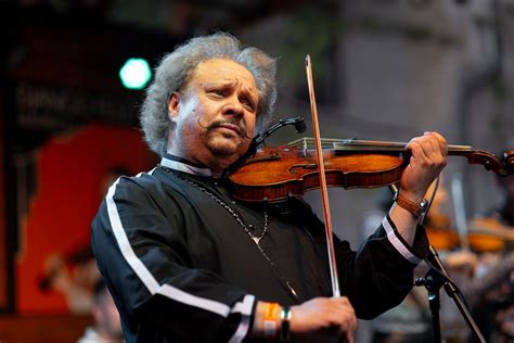 Roby Lakatos hegedűn játszik