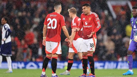 Manchester United játékosok ünneplik a gólt a Partizan stadionjában