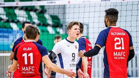 Novák László edzőként a MAFC kispadján