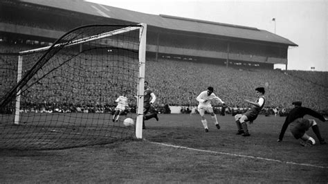 Puskás Ferenc legendás mozdulattal szerez gólt a Real Madrid mezében