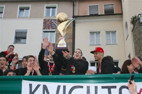 A Güssing Knights csapata a 2014-es bajnoki győzelem ünneplésén