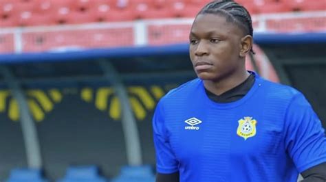 Timothy Fayulu kapus véd egy tizenegyest