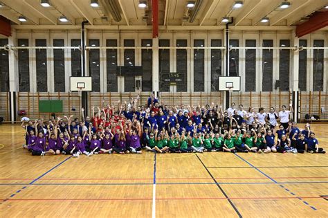 Kosárlabda mérkőzésen szurkolók a Hódtói Sportcsarnokban