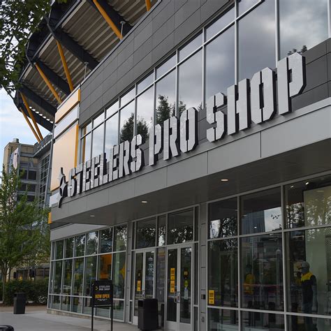 Kívülről az Acrisure Stadium, ahol a Steelers Pro Shop található