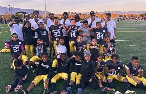 Gyermekek futballoznak a Steelers Youth Football Campen