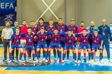 Fiatal futsal játékosok csoportképe Feldi Eboli mezben
