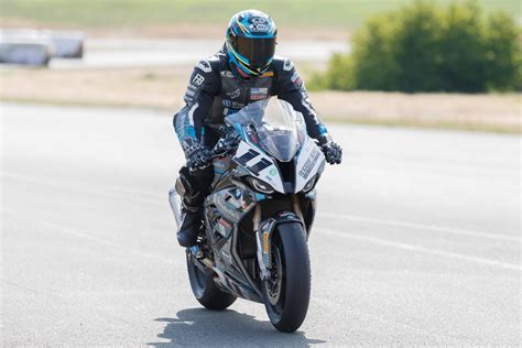 Fiatal motorversenyző edzés közben