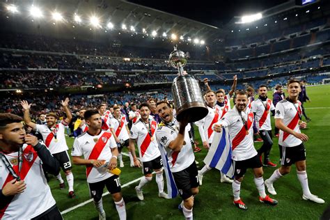 A River Plate szurkolói a Libertadores-kupa elődöntő előtt