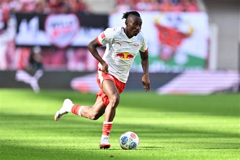 Yan Diomande cselezés közben egy Bundesliga mérkőzésen