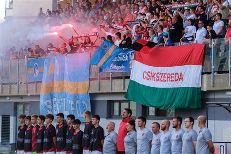 Magyar és Székely zászló lobog a stadionban