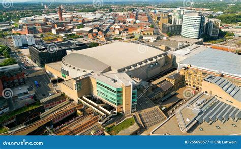 Rendőrök biztosítják a Manchester Arena környékét a robbantás utáni hajnalban