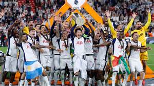 Dinnyés Márton a Tottenham-Manchester United Európa-liga döntőn, Bilbaóban, ahogy a csapatok érkeznek