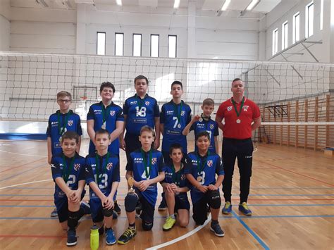 Fiú U13 röplabda csapat ünnepli a győzelmet