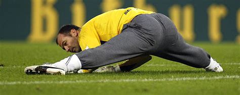 Király Gábor a szürke mackónadrágban véd a pályán
