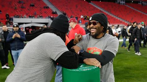 NFL sztárok tartanak edzést gyerekeknek a Puskás Arénában