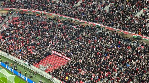 NFL játékosok és rajongók közös fényképe a Puskás Arénában