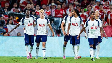 Tottenham játékosok ünneplik a gólt az Olympiacos ellen