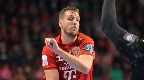 Szergej Kovaljov egy erős ütést mér Isaac Chilembára a mérkőzés során