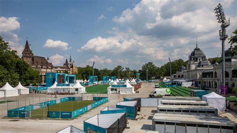 Szurkolói zóna óriáskivetítővel egy budapesti szabadtéri helyszínen