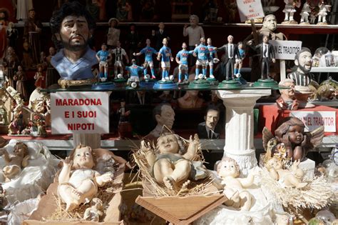 Maradona relikviák egy olasz témájú focis bárban