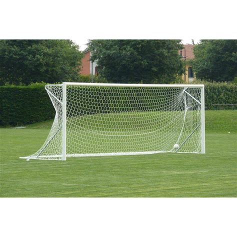 Labdarúgó pálya és kapu