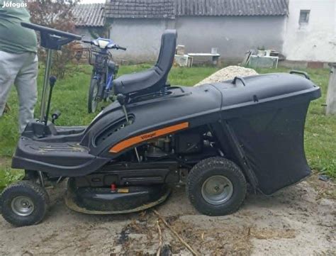 fűnyíró traktor szerelőemelő működés közben