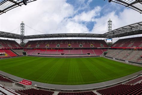 Stadion esti fényben egy labdarúgó mérkőzés alatt
