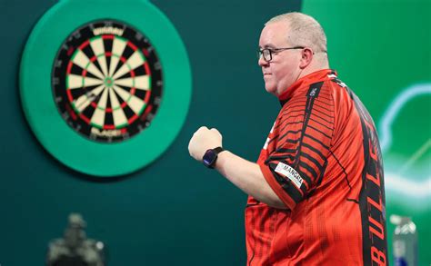 Stephen Bunting darts meccs közben Liverpool mezben