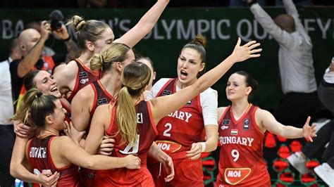 Női kosárlabda mérkőzés Jekatyerinburg és egy magyar csapat között