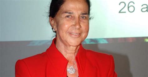 Giuliana Benetton sárga pulóverrel