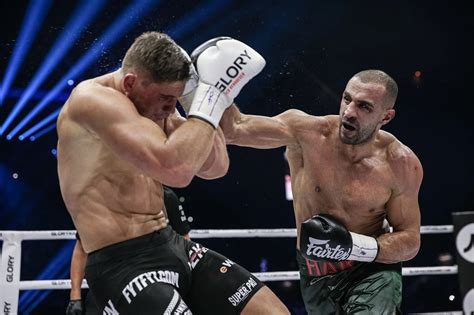 Badr Hari marokkói zászlóval a ringben