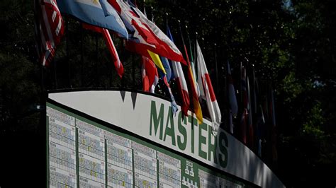 A Millennium Masters csapatának tagjai a medencében a győzelmet ünneplik