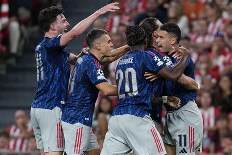 Arsenal játékosok ünnepelnek egy gól után