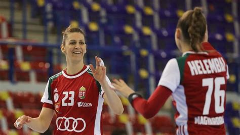 Kép egy kézilabdázó női csapatról, amint edzésen vesznek részt.