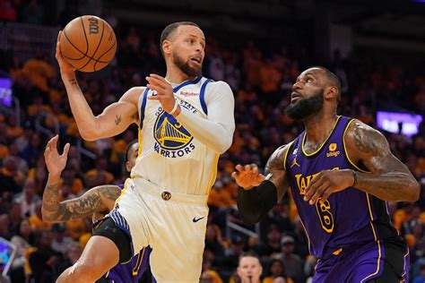 Stephen Curry dobás közben