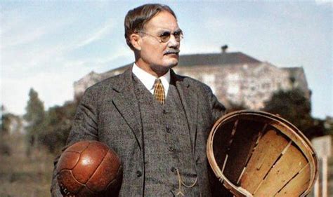 Dr. James Naismith kosárlabda találmánya