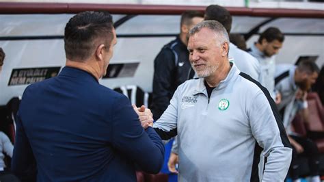 Sportvezetők kézfogása egy nemzetközi találkozón
