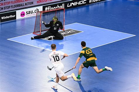 Csereterület a floorball pályán padokkal